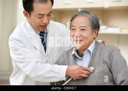 Ältere Mann von einem Arzt untersucht Stockfoto