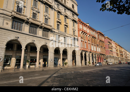 La Rinascente Gebäude und alte über Roma-Straße in Cagliari, Sardinien Stockfoto