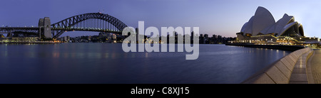 Panorama-Bild der Sydney Harbour Bridge und das Opernhaus in der Morgendämmerung. Stockfoto