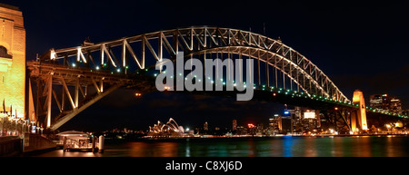 Panorama-Bild der Sydney Harbour Bridge und das Opernhaus bei Nacht Stockfoto