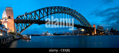 Panorama-Bild der Sydney Harbour Bridge und das Opernhaus in der Abenddämmerung. Stockfoto