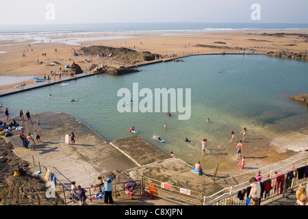 Bude Cornwall England Urlauber mit Einrichtungen des künstlichen Gezeiten Swimmingpool Stockfoto