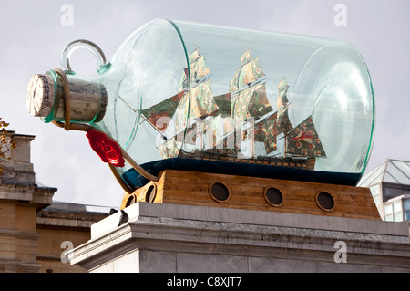 (Yinka Shonibare's) Nelson's Schiff in einer Flasche auf den vierten Sockel auf dem Trafalgar Square, London, England, UK, GB. Stockfoto