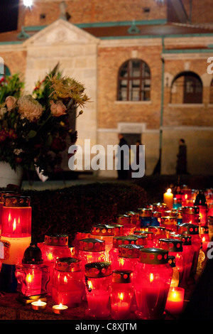 Kerzen vor Franjo Tudman Grab zu erleichtern. Stockfoto