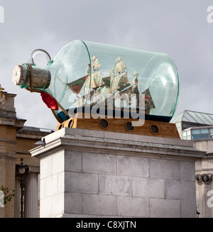 (Yinka Shonibare) Nelsons Schiff in der Flasche auf dem vierten Sockel in Trafalgar Square, London, England, UK, GB Stockfoto