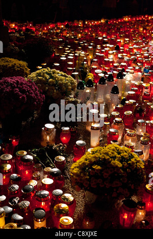 Blumen und Kerzen auf Allerheiligen zu erleichtern. Stockfoto