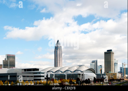 Messeturm und Hallen, Frankfurt am Main, Deutschland. Stockfoto