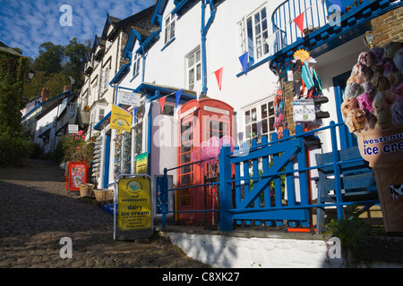 Clovelly North Devon England gepflasterten Straße vor alte Hauptpost und Dorfladen in privaten Fischerdorf Stockfoto