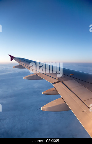 Der Blick aus dem Flugzeug auf die Wolken am Himmel. Stockfoto