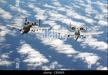 ÜBER DEM MITTELMEER -- EIN Paar A-10 Thunderbolt IIS vom 104th Fighter Wing, Barnes Municipal Airport, Westfield Mass., Massachusetts Air National Guard, fliegen über das Mittelmeer auf dem Weg zu einer Vorwärtsoperationsbasis. Stockfoto