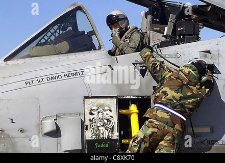 FLUGBASIS OSAN, Korea -- Tech. Sgt. Chris R. Marshel führt vor dem Start hier am 2. März eine Inspektion der Start- und Landebahn mit einem A-10 Thunderbolt II Piloten durch. Technik Sgt. Marshel ist ein Ende der Start- und Landebahn Supervisor mit dem 51. Flugzeug Wartung Squadron. Stockfoto