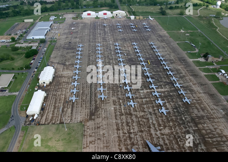 ALEXANDRIA, La. -- Dutzende von A-10 Thunderbolt ist hier für Hawgsmoke 2004 auf der Rampe am England Air Park aufgereiht. Der zweijährige Bombenanschlag und der taktische Schützenwettbewerb wurde durch das schwere Wetter am 30. April abgesagt. Stockfoto