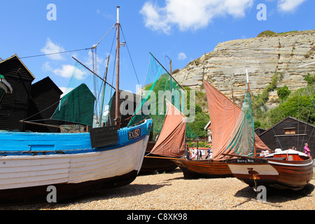 Hastings UK. Alten Fischerbooten auf dem Display an Hastings Schifffahrtsmuseum Erbe Viertel in der Altstadt, East Sussex, England, UK Stockfoto