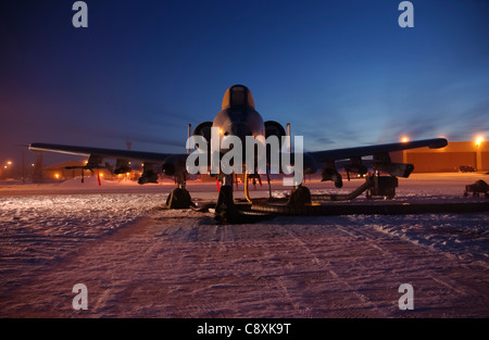 EIELSON AIR FORCE BASE, Alaska -- O/A-10 Thunderbolt 2 Nummer 238 der 355th Fighter Squadron, 354th Operations Group, 354th Fighter Wing, Eielson Air Force Base, Alaska sitzt außerhalb des 'Hog Pen' vor einer Trainingsmission am 21. Dezember 2004. Die Hauptmissionen der 355th Fighter Squadron umfassen die Kontrolle von Luftangriffen, Unterstützung aus der Nähe der Luft, Zielverbotsverbot, gemeinsames Luftangriffsteam, Kampfeskorte und Kampfsuche und -Rettung. Das Geschwader versorgt auch mehrere Armeebataillone mit Luftverbindungsoffizieren, die mit ihrer ihnen zugewiesenen Bodenkraft einsetzen, trainieren und operieren. Stockfoto