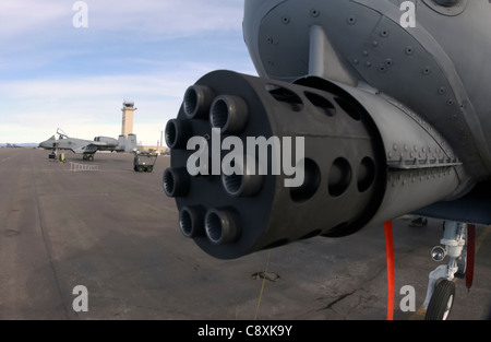 Zwei A-10 Thunderbolt IIS vom 355th Fighter Squadron auf der Eielson Air Force Base, Alaska, sitzen auf der Fluglinie und warten auf die nächste Mission. Auf der Nase der A-10 ist eine 30mm GAU-8 Avenger sieben-Lauf Gatling Pistole, die verwendet wird, um schwere Rüstung zu durchbohren. Stockfoto