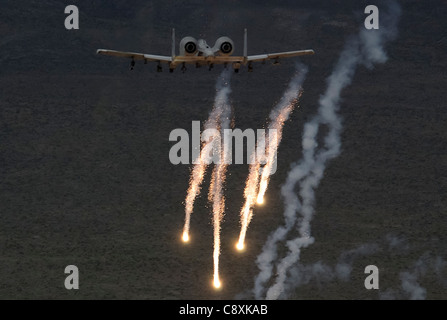 NELLIS LUFTWAFFENBASIS, Nev. -- ein A-10 Thunderbolt II setzt Spreu und Flares während einer Nahverkehrsmission am 5. Mai frei. Die A-10s sind speziell für die Unterstützung von Bodenkräften in der Nähe konzipiert. Sie sind einfache, effektive und überlebensfähige zweimotorige Düsenflugzeuge, die gegen Bodenziele, einschließlich Tanks und andere gepanzerte Fahrzeuge eingesetzt werden können. Dieses Flugzeug ist hier der 66. Waffenkampastruppe zugeordnet. Stockfoto