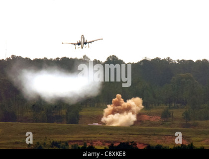 FORT POLK, La. -- ein A-10 Thunderbolt II zieht nach der Zerstörung eines Bodenziels mit seiner 30 mm Gatling-Kanone während eines Live-Feuers Teil von Air Warrior II hier. Die Piloten des 354. Jagdgeschwaders der Davis-Monthan Air Force Base, Arizona, nehmen an der Übung Teil, zusammen mit den gemeinsamen Terminal-Attack-Controllern der Air Force, die in der 10. Gebirgsdivision der Armee eingebettet sind. Stockfoto