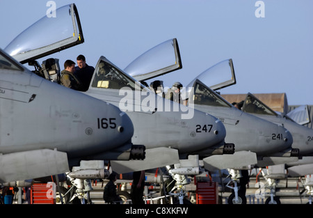 KORAT ROYAL AIR FORCE BASE, Thailand -- die Flugbesatzungen der 25th Fighter Squadron führen während einer Übung Cope Tiger ‘06 Mission hier am 8. Februar Vorflugverfahren durch. Die Besatzungen sind einige der 300 US-Militärangehörigen, die an der Übung hier, etwa 110 Meilen nordöstlich von Bangkok teilnehmen. Weitere 1,000 thailändische und singapurische Kräfte nehmen an der Übung Teil. Cope Tiger ’06 bietet Luft-Luft-, Luft-Boden- und große Einsatzkräfte Ausbildung für Besatzungen und erweitert gleichzeitig die Fähigkeiten und Bereitschaft der US-und alliierten Streitkräfte. Cope Tiger ‘06 läuft bis Februar 18. Stockfoto