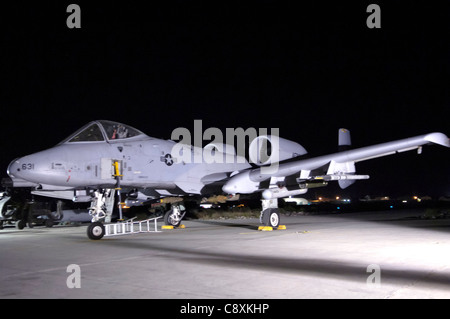 Eine a-10 Thunderbolt II sitzt auf einer Rampe wartet auf seine nächste Mission in Bagram Air Base, Afghanistan, am 6. Juli. Stockfoto