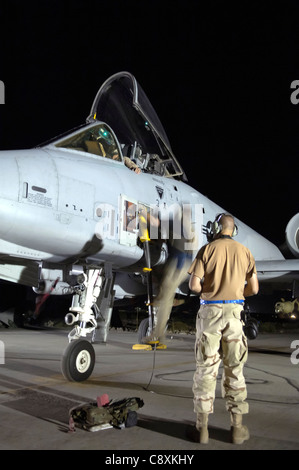 Zwei Besatzungsführer unterstützen einen A-10 Thunderbolt II-Piloten auf der Bagram Air Base, Afghanistan, nach einer Mission am 6. Juli zur Unterstützung der Operation Enduring Freedom. Die A-10 wird für die Nahunterstützung verwendet. Die Besatzungsleiter werden dem 455. Expeditionary Aircraft Maintenance Squadron zugewiesen Stockfoto