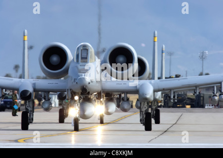 Piloten vom 354th Fighter Squadron Taxi in ihrem A-10 Thunderbolt II Flugzeug zur Start-und Landebahn Jan. 21, während sie sich vorbereiten, für eine simulierte Einsatzort während einer Trainingsübung auf Davis Monthan Air Force Base, Arizona. Stockfoto