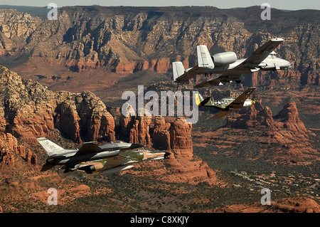 Ein Air Force Heritage Flug bestehend aus einem P-51 Mustang, einem F-4 Phantom, einem A-10 Thunderbolt II und einem F-16 Fighting Falcon fliegt am 19. März über die Wüste von Arizona. Der Flug war Teil der Veranstaltungen, die in Phoenix zur ersten Luftwaffenwoche des Jahres stattfinden. Stockfoto