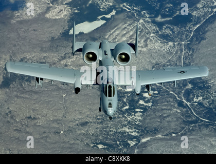 Col. Jon Mott bricht den Rekord für die am meisten dokumentierten Stunden in einem A-10 Thunderbolt II während einer Betankungsmission März 30. Colonel Mott, mit dem 104 Fighter Wing der Massachusetts Air National Guard, hat mehr als 4,570 Stunden in der A-10 geflogen. Stockfoto