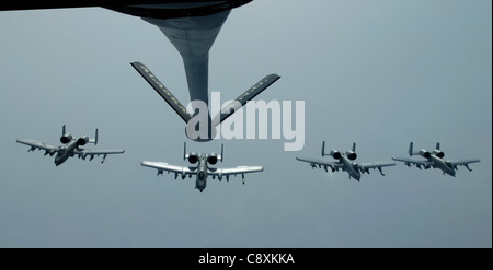 Vier A-10 Thunderbolt IIS fliegen in Formation hinter einem KC-135 Stratotanker 4. April über den Pacific Alaska Range Complex. Fast alle internen Kraftstoff, etwa 200,000 Pfund, kann durch den fliegenden Boom gepumpt werden, die KC-135 primäre Kraftstoff-Transfer-Methode. Die A-10 stammen aus dem 355. Jagdgeschwader, und die KC-135 ist aus dem 168. Luftbetankungsgeschwader, alle aus der Eielson Air Force Base, Alaska. Stockfoto