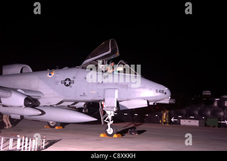 Ein A-10 Thunderbolt Pilot bereitet sich auf den Ausstieg aus dem Flugzeug nach der Landung auf der Bagram Air Base, Afghanistan, April 17. Die A-10 werden zum 354. Expeditionary Fighter Squadron der Davis-Monthan Air Force Base, Arizona, eingesetzt. Stockfoto