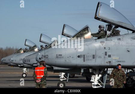 Vier A-10 Thunderbolt IIS mit dem 355th Fighter Squadron sind am Ende der Start- und Landebahn in Position geparkt, um von den Airmen des 354th Aircraft Maintenance Squadron am 24. April auf der Eielson Air Force Base, Alaska, bewaffnet zu werden. Aufgrund der Basisneuausrichtung und der Abschlussliste wird die A-10 Thunderbolt II nach Moody AFB, Ga. Verlegt Stockfoto