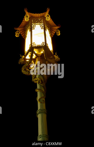 Chinese Street Laternenpfahl mit Drachen-Skulpturen in San Francisco Chinatown Stockfoto