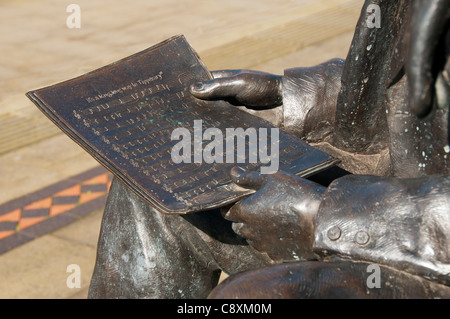 Detail von Jack Judge begleitet von einem Soldaten des 1. Weltkriegs, einer Skulptur auf dem Lord Pendry Square, Stalybridge, Tameside, GTR Manchester, UK. Künstler unbekannt. Stockfoto