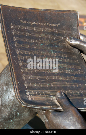 Detail von Jack Judge begleitet von einem Soldaten des 1. Weltkriegs, einer Skulptur auf dem Lord Pendry Square, Stalybridge, Tameside, GTR Manchester, UK. Künstler unbekannt. Stockfoto