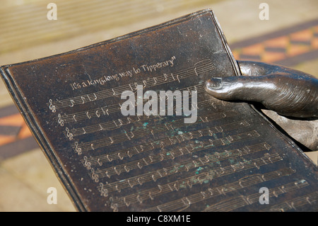 Detail von Jack Judge begleitet von einem Soldaten des 1. Weltkriegs, einer Skulptur auf dem Lord Pendry Square, Stalybridge, Tameside, GTR Manchester, UK. Künstler unbekannt. Stockfoto