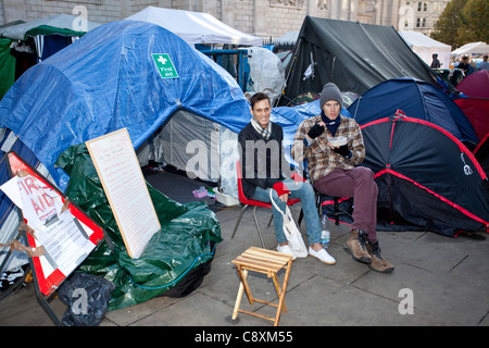 Demonstranten außerhalb St. Pauls Cathedral, London, England, UK, GB, 2011 Stockfoto