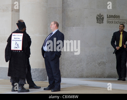 Paternoster Square, St. Pauls Cathedral, London, UK. 03.11.2011. Demonstrant außerhalb der London Stock Exchange im Gespräch mit Arbeiter. Stockfoto