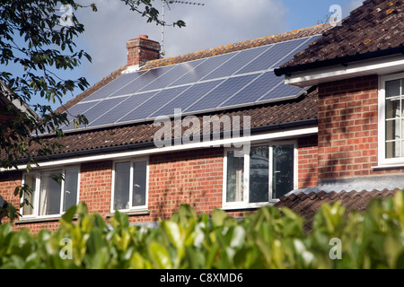 Große Auswahl an Solar-Panels auf heimischen Hausdach Stockfoto