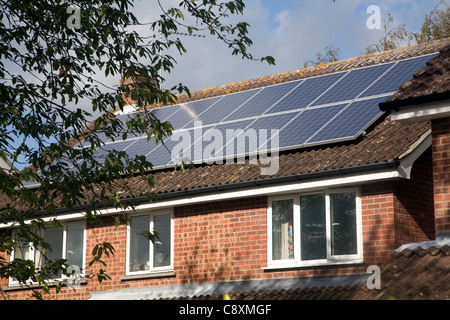 Große Auswahl an Solar-Panels auf heimischen Hausdach Stockfoto