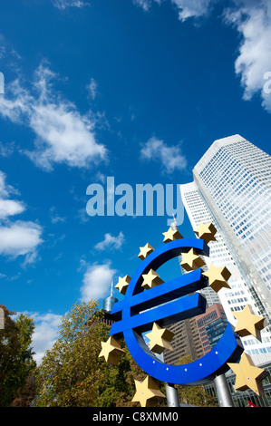 Euro-Zeichen, Symbol vor der alten EZB in Frankfurt am Main, Deutschland. Stockfoto