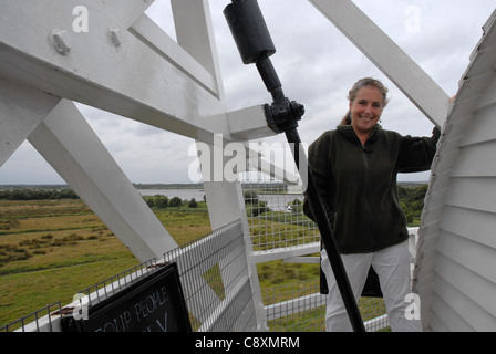 Frau stehen auf die Oberseite einer Windmühle Stockfoto