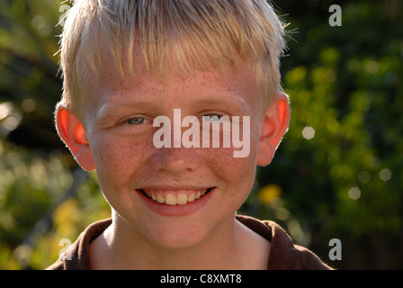 Bildnis eines Knaben mit blondem Haar und Sommersprossen Stockfoto