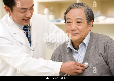 Ältere Mann von einem Arzt untersucht Stockfoto