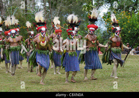 Stammes-Interpreten aus dem Anglimp Distrikt in Papua Neu-Guinea Waghi Provinz Western Highlands erklingt in Sing-sing Stockfoto