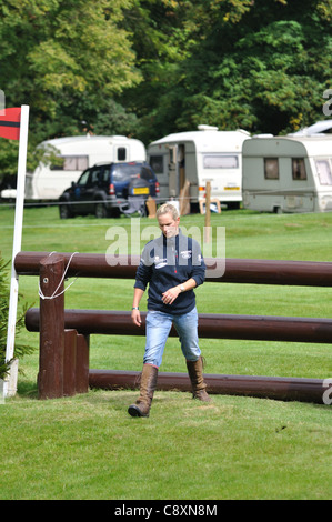 Zara Phillips in einem Langlauf-Kurs gehen vor 2011 Land Rover Burghley Horse Trials Stockfoto