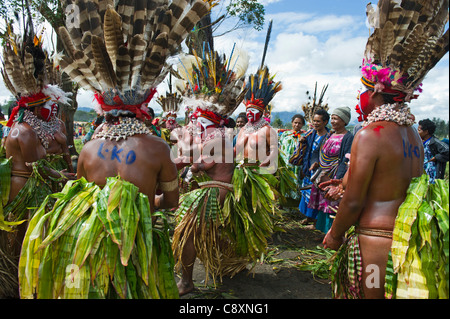 Kulturgruppe aus Mt Hagen tanzen in ein Sing-Sing - Mt Hagen zeigen in Western Highlands-Papua-Neuguinea Stockfoto