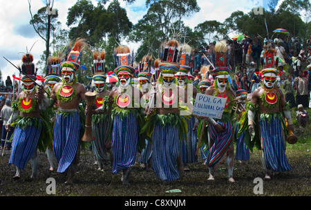 Stammes-Interpreten aus dem Anglimp Distrikt in Papua Neu-Guinea Waghi Provinz Western Highlands erklingt in Sing-sing Stockfoto