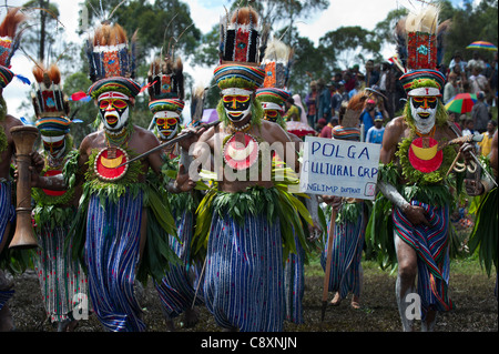 Stammes-Interpreten aus dem Anglimp Distrikt in Papua Neu-Guinea Waghi Provinz Western Highlands erklingt in einem Sing-Sing - Hag Stockfoto