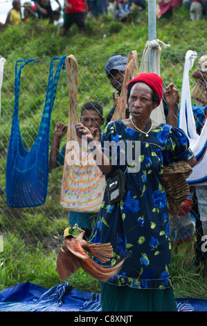 Dame im Markt mit männlichen Raggiana Bird Of Paradise zu verkaufen Mt Hagen Papua Neuguinea Stockfoto