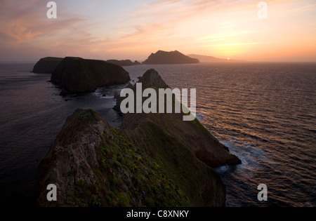 Kalifornien - Sonnenuntergang über Mitte und West Anacapa Islands und Santa Cruz Insel vom Inspiration Point auf Osten Anacapa Island. Stockfoto