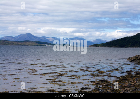 Loch Alsh mit Blick auf die Skye Bridge The Kyle of Lochalsh und Red Cuillin-Schottland Stockfoto